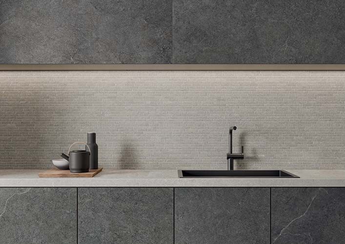 jwsigpro_cache_37b4e4f0cd_limestone-gres-porcellanato-effetto-pietra-cucina-muretto